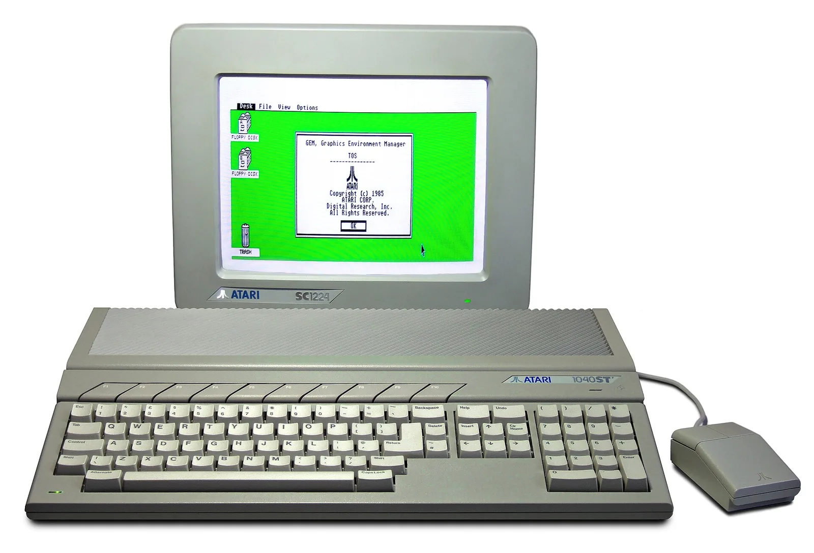 Atari 1040ST con su monitor SC1224 y el ratón, mostrando el escritorio GEM